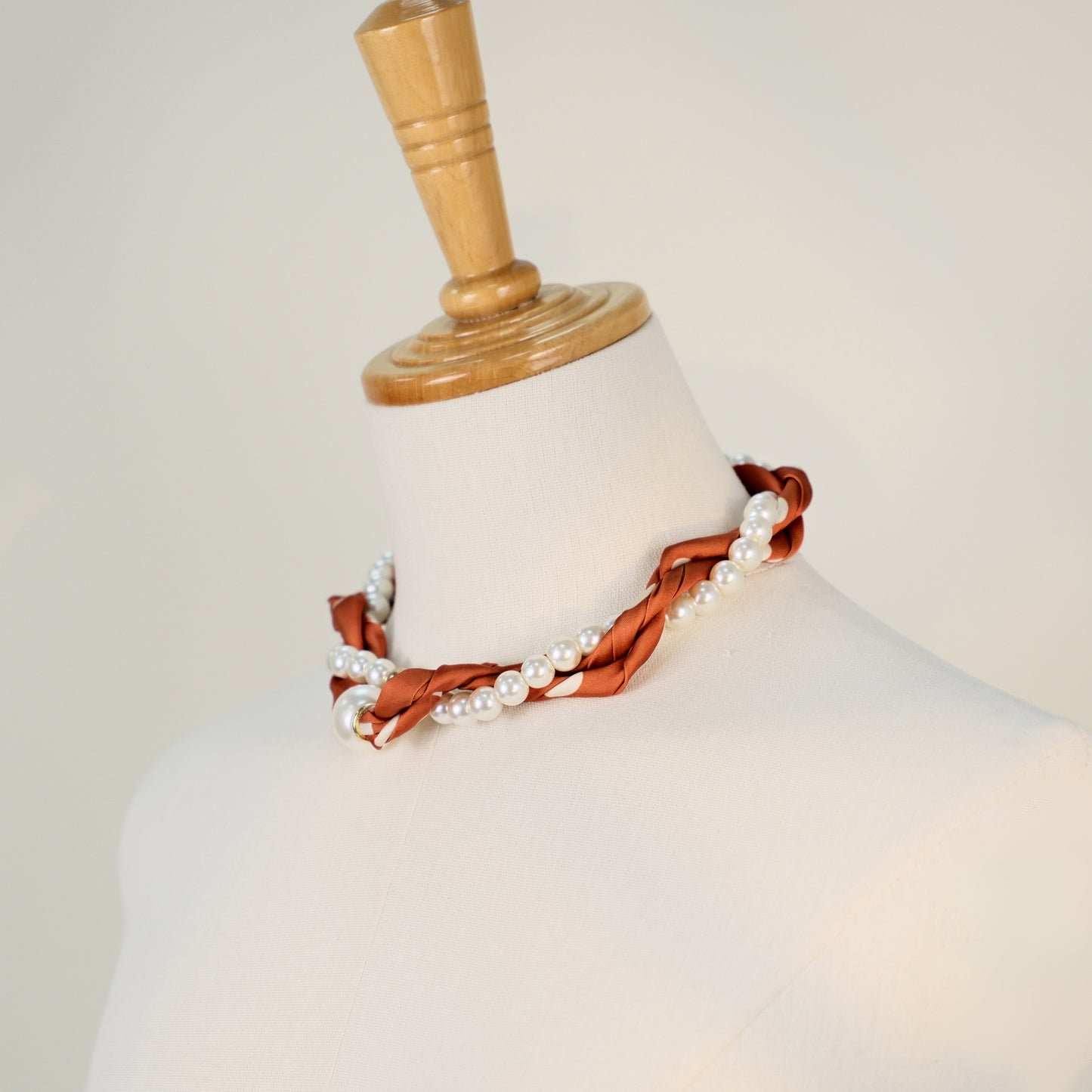 Women's Pearl Twist Magnetic Collarbone Chain - Polyester Braided Scarf Necklace, Light Luxury Summer Autumn Fashion Accessory, Elegant Neckwear
